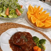 渡辺美奈代、煮込みハンバーグなどが並ぶ美しい食卓に「お店のかと」「とっても美味しそう」の声