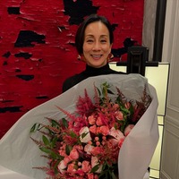 パリ在住・中村江里子、息子の友人からも絶賛の卒業式ファッション披露「自慢のママ」「スタイル抜群」の声