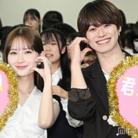 高校にサプライズで登場した畑芽育＆大橋和也（C）モデルプレス
