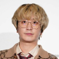 セカオワFukase、電車で赤ちゃん抱っこするオフショット公開「素敵なパパ感半端ない」「優しさが滲み出てる」の声