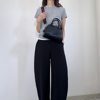 脚のラインを拾わない「カーブパンツ」でスタイルアップ。品よくルーズな大人の着こなし方【40代の毎日コーデ】