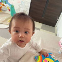 山本圭壱、生後8ヶ月を迎える愛娘のつかまり立ちSHOTに反響「パパそっくり」「どんどん可愛くなってる～」