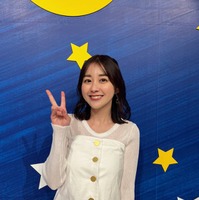 TBS若林有子アナ、“ドナルド風”ミニスカ私服で美脚スラリ ディズニー満喫ショットに「新鮮」「色白で綺麗」の声
