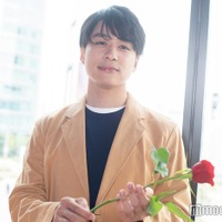 モデルプレスのインタビューに応じた6代目バチェラーの久次米一輝（C）モデルプレス