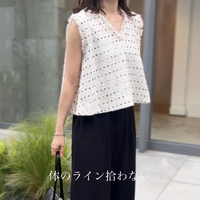 大人の甘めパンツコーデのお手本。体型カバーも計算済みの夏のモノトーン【40代の毎日コーデ】