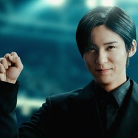 Snow Man目黒蓮、スーツ姿で華麗なシュート披露 多彩な表情で現場魅了した新CM公開