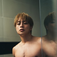白濱亜嵐／シャワーシーンの先行カット（C）小学館　撮影／田形千紘