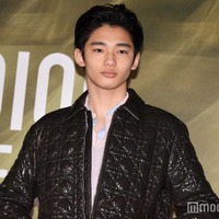 冨永愛の息子・章胤、初ミラノランウェイで圧巻美脚披露「スタイル抜群」「着こなせるのがすごい」と反響