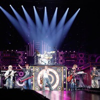 “STARTO初の8人バンド”B&ZAI、初のアリーナ公演で約3万人動員 ダンス・アクロ・ローラーでも個性放つ【B&ZAI LIVE 2025 First Beat】