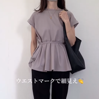 甘辛オフィスコーデの定番。「ペプラムブラウス」は40代の夏のワードローブに加えたい一枚【40代の毎日コーデ】
