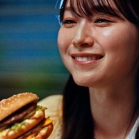 櫻坂46守屋麗奈「マクドナルド」新CM出演で“ビッグスマイル” 1980年代の人気アニメも登場