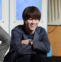 なにわ男子・大橋和也、“スパイ”姿で記者席からサプライズ登場 渋谷凪咲ら気づかず「お腹空いてるのかと思った」【リベンジ・スパイ】