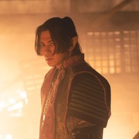 吉沢亮、堤真一に膝枕・眞栄田郷敦は炎の中で苦悩の表情 映画「バババ」独占場面写真解禁