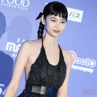 「イカゲーム」出演美女、抜群スタイル際立つキャミ姿に反響「何頭身？」「かっこいい」