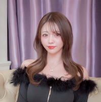 【#キャバクラで働く理由】期待のニューフェイス「無視されても粘り強くやっていました」“異次元”な店で目指す夢──大阪北新地・まゆ