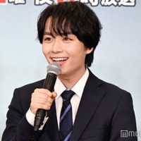 プライベートでも前髪を気にして写真を撮るアイドル・大西流星（C）モデルプレス