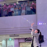 今夏で芸能界引退の道重さゆみ、ファンに囲まれた笑顔のリリイベSHOTに反響「幸せな空間」「衣装かわいいっ」