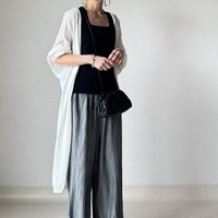 涼し気な「ウェーブプリーツパンツ」が体形をカムフラージュ。リラクシーで上品な軽やかスタイル【40代の毎日コーデ】