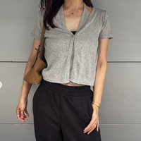 【ユニクロ】ゆるっと着ても野暮ったく見えない。黒ワイドパンツで大人の体型カバー【40代の毎日コーデ】