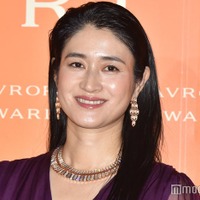 小雪「いつも移動時はノーメイク」熟睡中のすっぴん公開「造形美」「映画の1シーンみたい」の声