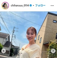 新山千春、透け感トップスから素肌チラリ「美しい」「スタイル抜群」と反響
