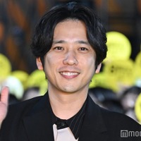 二宮和也ら“全長88m”イエローカーペットで異変探しに挑戦 ファンサービスで観客沸かす【８番出口】