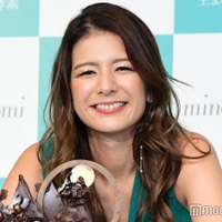 スザンヌ、水着姿でプール満喫「綺麗」「お腹引き締まってる」