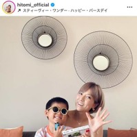 hitomi、三男が5歳に！笑顔のほっこりSHOTを公開「トミカトーマスをもらってご満悦！」