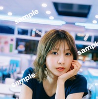 日向坂46富田鈴花1st写真集、旅先で偶然の出会い果たした2ショット ポストカード2種解禁【鈴花サーキット】