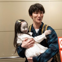 Snow Man渡辺翔太、“お化け役”子役と手繋ぎ・お姫様抱っこ…「事故物件ゾク 恐い間取り」メイキング写真解禁