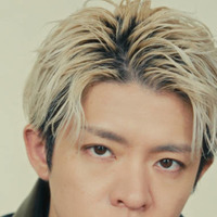 Number_i岸優太、力強いまなざしのアップSHOTにドキッ！普段は見られない“日常と非日常”に迫る
