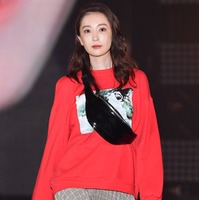 白洲迅の妻・竹内渉、息子との2ショット公開「娘のムチムチおてて」も写り込み