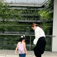 平野ノラ、4歳愛娘と銀座へ！微笑ましい親子の水遊びSHOT公開「わんぱくおてんば娘ですから」