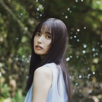 乃木坂46五百城茉央、ノースリワンピ姿で川遊び＆プールで青春グラビア「ボム」表紙登場【独占カットあり】