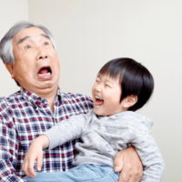 ステテコを履く70歳の祖父　孫「その服どうしたの？」次の瞬間…→孫から”予想外のプレゼント”に「大笑い」「可愛らしい」