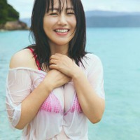 磯山さやか、ふんわり美ボディ際立つビキニSHOTに釘付け！デビュー25周年の“グラビアレジェンド”の魅力が全開