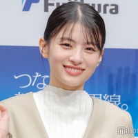 出口夏希、美デコルテ輝くキャミ姿でNY満喫「芸術作品のよう」「赤似合いすぎ」と絶賛相次ぐ