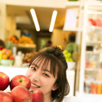 注目の若手俳優・藤崎ゆみあ、笑顔が眩しいお茶目SHOT披露！ギリシャを舞台にナチュラルな魅力があふれる