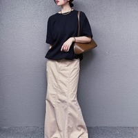 ドローコードが肝。トップスの裾を自分仕様にアレンジしたメリハリスタイル【40代の毎日コーデ】