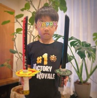 「材料は全てダイソー」保田圭『鬼滅の刃』日輪刀を7歳息子と手作り！完成品に大満足「かなりいい感じ」