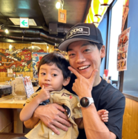 おばたのお兄さん、1歳愛息子と“お揃いポーズ”でパシャリ！親子2SHOT披露「久しぶりの家族タイム」