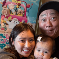 西野未姫、愛娘が映画館デビュー！夫・山本圭壱を交えた3SHOTに「ほんとお2人にそっくり」「可愛い家族」の声