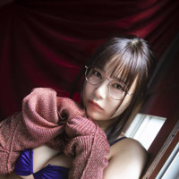 東雲うみ、思わず目を奪われる豊満バストがチラリ！刺激感たっぷりのグラビアで魅せる