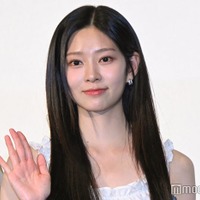 IZ*ONE出身キム・ミンジュ、久々日本イベント登場も”ハプニング” ミニ丈クラシカルワンピでスラリ美脚披露【君の声を聴かせて】