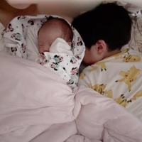 第5子出産の辻希美、次女に寄り添って眠る6歳三男SHOTを公開「朝の私達」「あったかい」