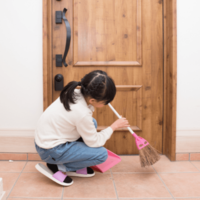 祖母の家にきた小2の孫…朝から玄関掃除している理由と聞くと⇒祖母思いな発言に「心が温かい」
