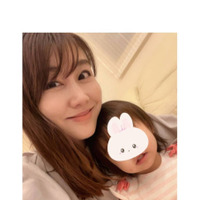 安めぐみ、“話す言葉が一気に増えた”1歳次女とパシャリ「パパ、ママ、ねぇね、じぃじに加えて…」