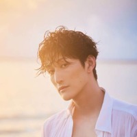 磯野大、海をバックに引き締まった肉体がチラリ！伊豆諸島を舞台に多彩な魅力が光る