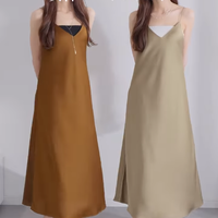 【ユニクロ】深みカラーのとろみワンピ。秋まで映えるキレイめサテンは今が買い【40代の毎日コーデ】