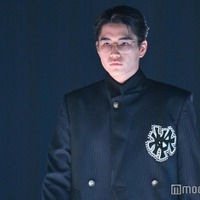 「あんぱん」千尋役・中沢元紀、リムレス×オールバックでダークな雰囲気【TGC2025A/W】